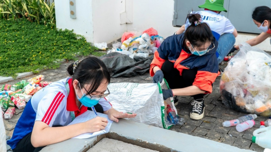 Volunteers count, weigh, measure and record to determine the amount, type and label of waste at the source