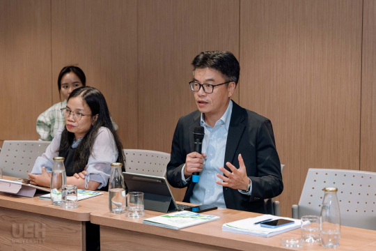 Pham Khanh Nam in a discussion