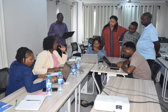IGE Fellows 2025 and the support team in group discussion 