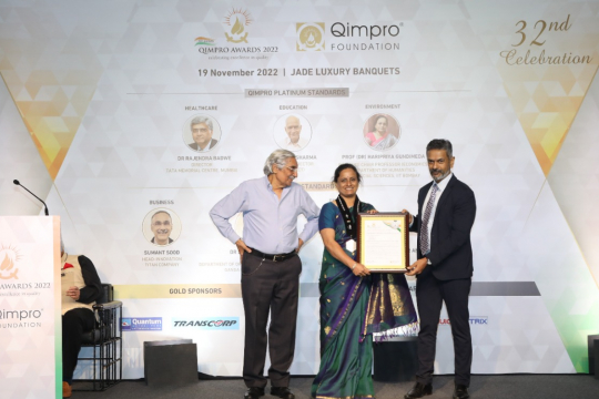 Haripriya Gundimeda receives the award. Photo: EfD India. 