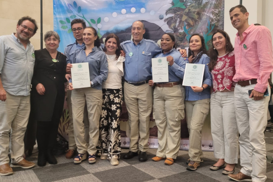 Jorge Maldonado (left) with representatives of the UICN awarded colombian natural parks. Photo by: Jorge Maldonado. 