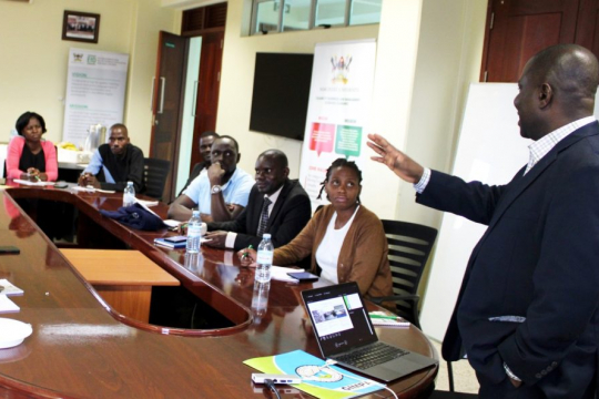Wisdom Akpalu teaching fisheries officials. Photo: EfD Uganda.