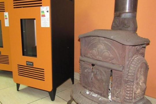 Pellet stove offered by the program (left) and salamander stove (right). Source: MMA.
