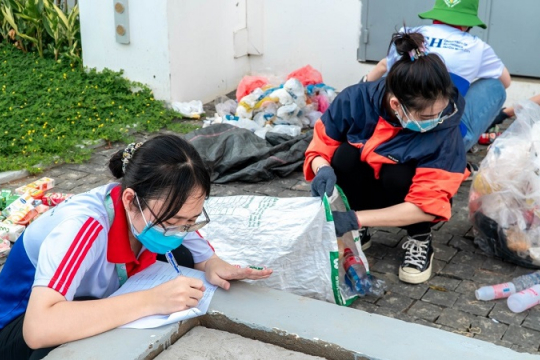 UEH Volunteers count, weigh, measure and record to determine the amount, type and label of waste at the source