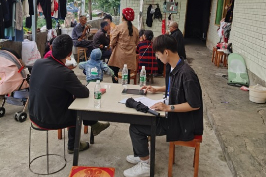 Interviewer in a big family in Sichuan