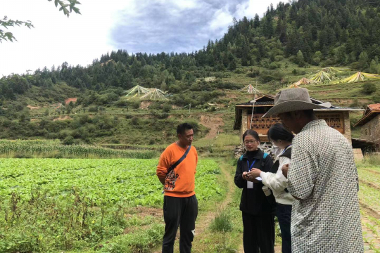 Respondents and interviewers talking in the Tibetan area of Sichuan