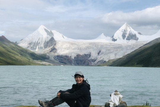 : S Xiangying at the foot of snowy mountains in Tibetan Plateau 