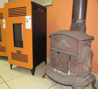 Pellet stove offered by the program (left) and salamander stove (right). Source: MMA.