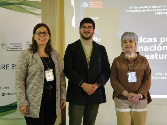 From left to right: Marcela Jaime (EfD Chile Center Director), Mario Rivas (SEREMI of Environment in Ñuble), Rocío Toro (Head of the Air Quality Section in the Ministry of the Environment, Chile).