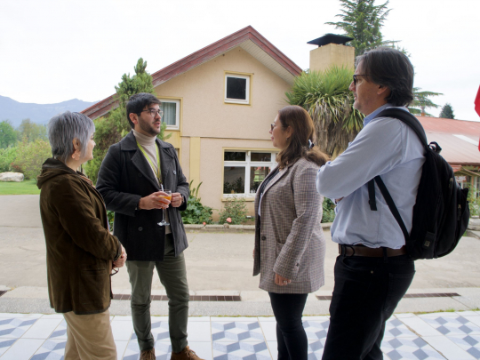 Researchers and policymakers on a coffee break talk. By Gustavo from the SEREMI of the Ministry of Environment in Ñuble.