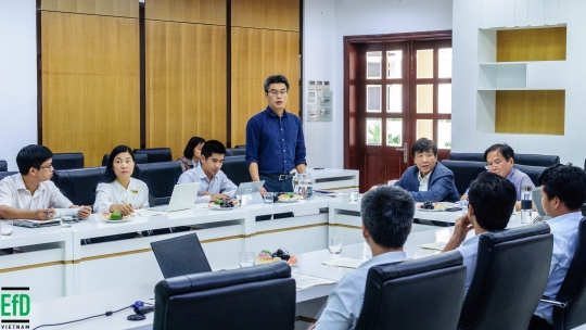 Dr. Pham Khanh Nam, EfD-Vietnam Director, facilitate the discussion