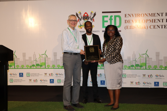 Ebele Amaechina, EfD Nigeria (right) receiving the award on behalf of the team. Photo: Petra Hansson.