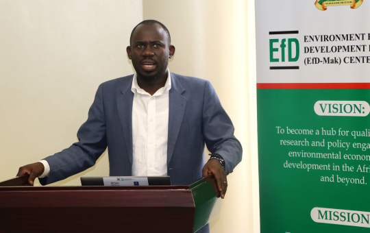 Peter Babyenda facilitating the workshop on AI . Photo: EfD Mak Center