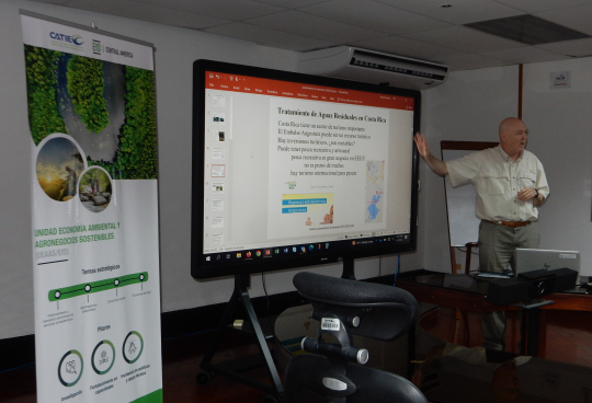 Dr. Robert Hearne share with the audience information on the quality of superficial water in Costa Rica