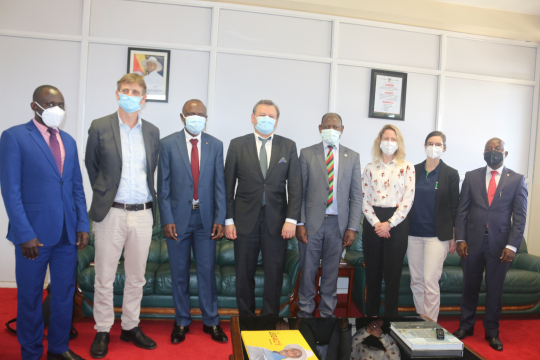  The Swedish team and Mak team pose for a group photo with the Vice Chancellor after the meeting