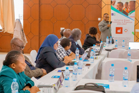 Dr. Wilhelm Ngasamiaku moderating discussions around climate smart agriculture and what the IGE fellow graduants learnt. 