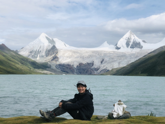 Shi Xiangying at the foot of snowy mountains in Tibetan Plateau