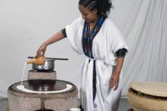 A cook is pouring injera batter on a Mirt stove. Photo: Energypedia.