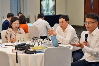 Dr. Pham Khanh Nam facilitates a discussion
