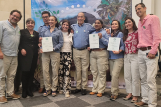 Jorge Maldonado (left) with representatives of the UICN awarded colombian natural parks. Photo by: Jorge Maldonado. 