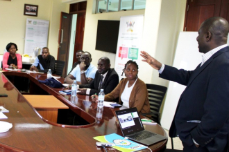 Wisdom Akpalu teaching fisheries officials. Photo: EfD Uganda.
