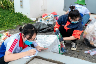UEH Volunteers count, weigh, measure and record to determine the amount, type and label of waste at the source